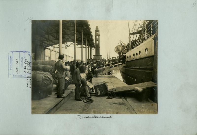 O momento da chegada no porto. Archivo General de la Nación, 215763. cortesia e apoio pelo Muntref Museo de la Inmigración, Argentina.